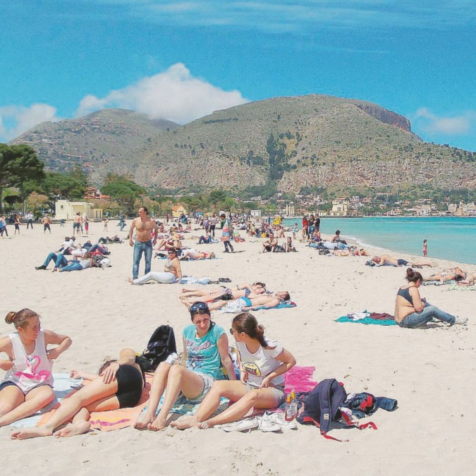 Rincorsa alla spiaggia - Prese d’assalto, tutti al mare a festeggiare il primo sole - Ansa