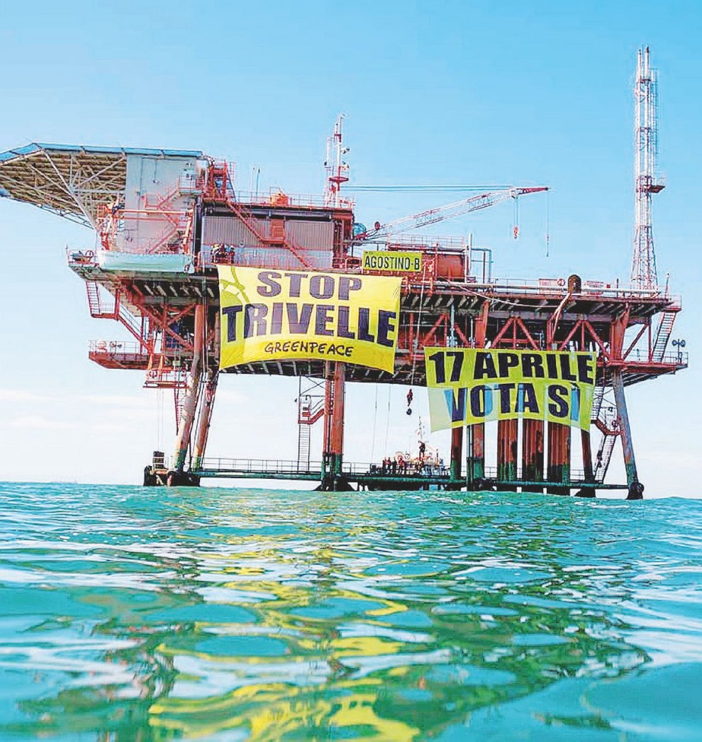 Tra le onde - Blitz di Greenpeace in una piattaforma