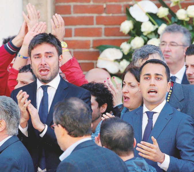 Di Battista e Di Maio al funerale, poi al bar Magenta in un video dell’Huffington Post
