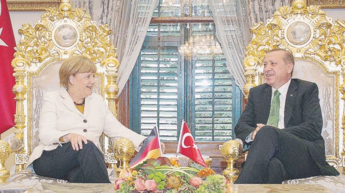 Interessi in comune - La cancelliera Angela Merkel e il presidente Erdogan a Istanbul nel 2015 - Ansa