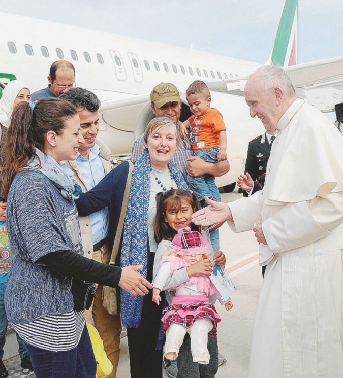 Papa Francesco con i rifugiati a Lesbo e a Ciampino dove ha portato 12 profughi siriani - Ansa