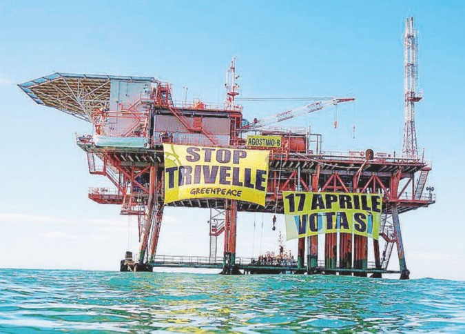 L’invasione - Manifestazione di Greenpeace sulla piattaforma Agostino (Ravenna) - Ansa