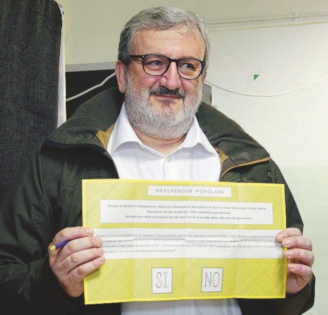 Non allineato - Il governatore della PugliaMichele Emiliano, (Pd), promotore del sì - Ansa