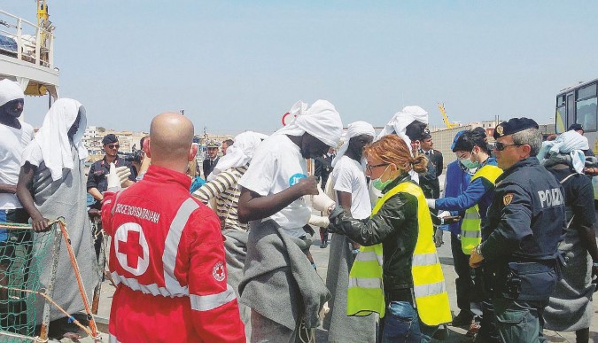 In salvo - Alcuni dei migranti salvati ieri dalla nave Aquarius nel Mediterraneo e portati a Lampedusa - Ansa