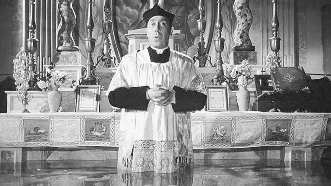 Parroco paese Don Camillo porta Cristo in processione su Po