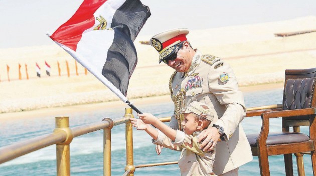 Il presidente Al-Sisi; accanto, Amr Darrag. A seguire sostenitori di Morsi   -  Ansa / LaPresse