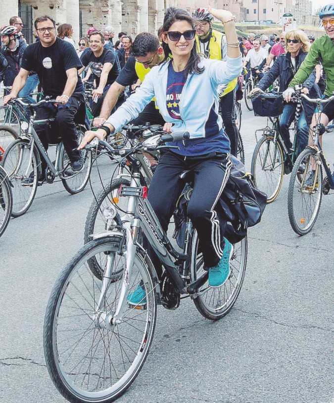 Roma, passeggiata in bicicletta organizzata dal M5S