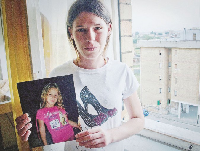 ++ Bimba giù da balcone a Caivano, era vittima di abusi ++