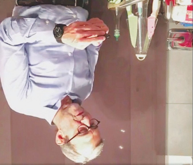 A testa in giù, Il candidato Pd a Roma Roberto Giachetti l’altro giorno ha messo on line un suo video in cucina. Ma per i primi due minuti abbondanti ha tenuto il telefonino girato al contrario