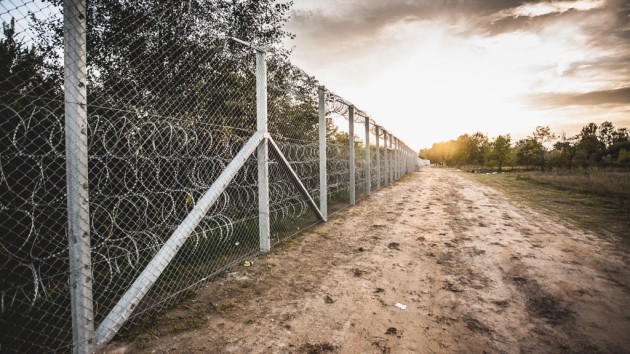 Hungary-Serbia_border_barrier