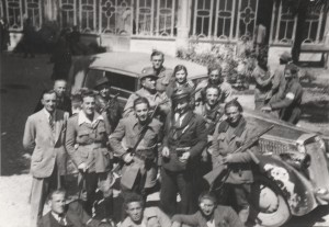 I partigiani garibaldini festeggiano la Liberazione su un'automobile requisita, appartenuta a Benito Mussolini1945 - Anpi Brescia