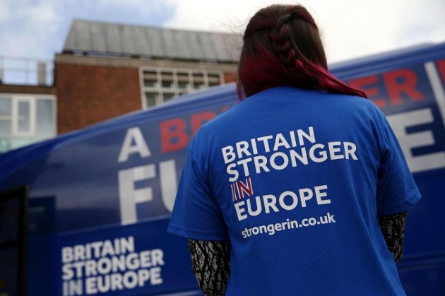 David Cameron con degli studenti in occasione del referendum sulla futura adesione della Gran Bretagna alla EU