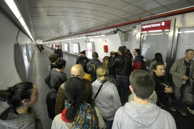 Incidente stazione metro Spagna, uomo su i binari investito da treno