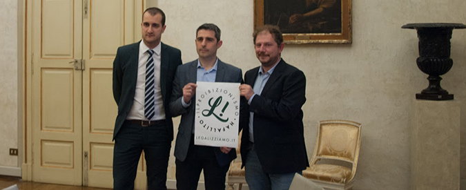Parma, Pizzarotti è il primo sindaco antiproibizionista d'Italia: firma la legge per la legalizzazione della cannabis