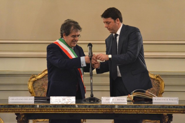 Matteo Renzi contestato durante la visita a Catania