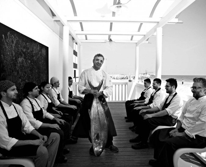 Mauro Uliassi con la brigata del suo ristorante