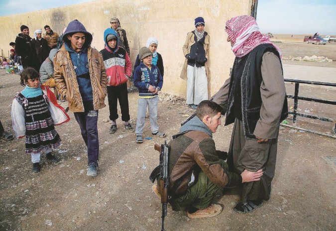 Rifugiati siriani, i controlli al check point per raggiungere Raqqa