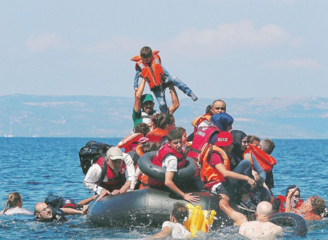 Emergenza continua - Un salvataggio di migranti siriani a Lesbo.