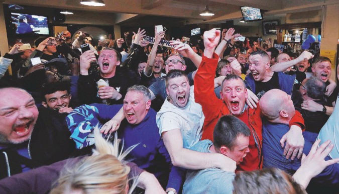 Premier, il Leicester è campione: la festa dei tifosi
