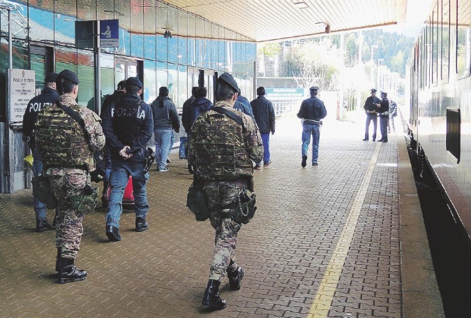 Poliziotti e soldati italiani alla stazione di Tarvisio controllano  i treni in arrivo da Vienna