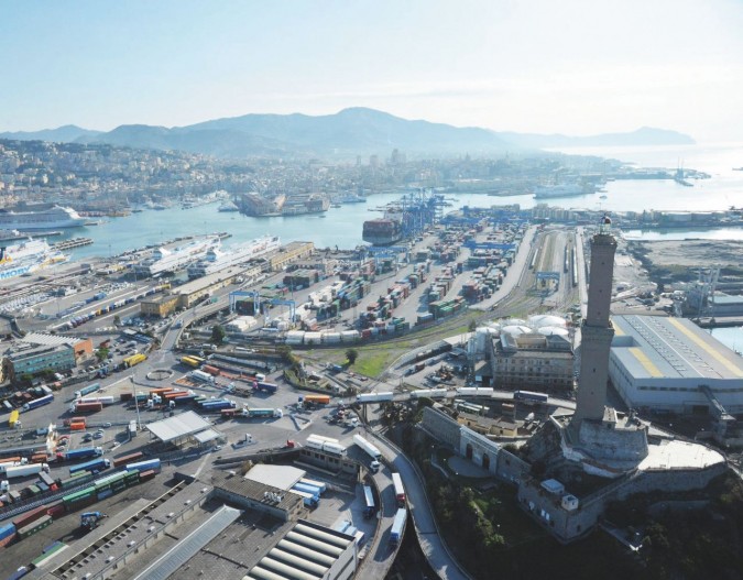 Lanterna e il porto di Genova