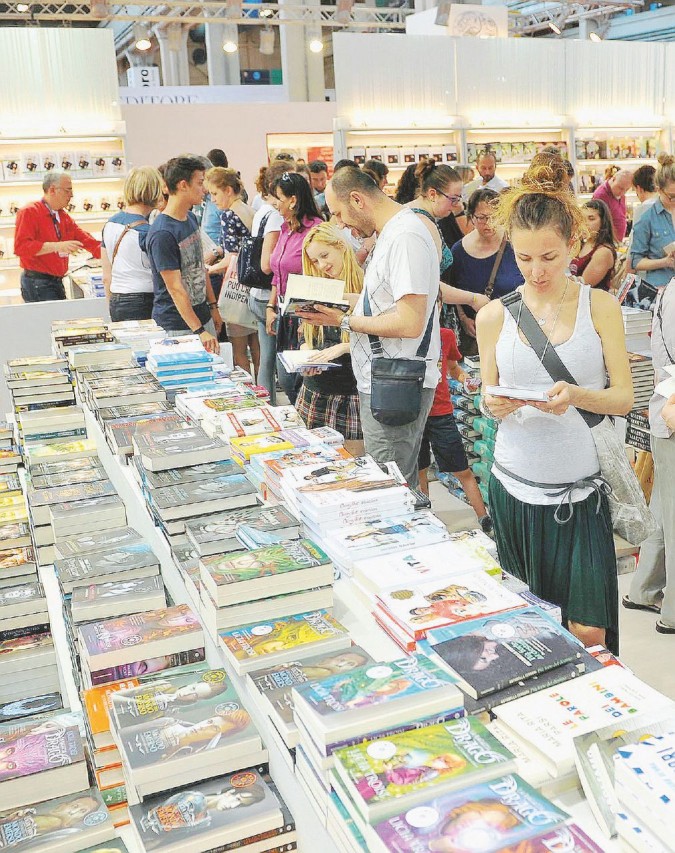 Il Salone del Libro si apre oggi al Lingotto Fiere e terminerà lunedì 16 maggio. Nella foto,  l’edizione  del 2015 -  Ansa