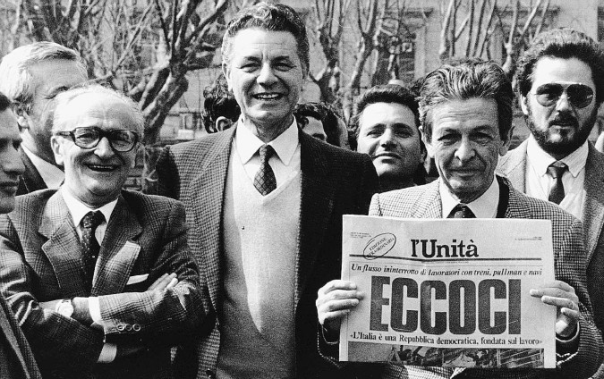Nel 1984 - Alessandro Natta, Tonino Tatò ed Enrico Berlinguer che mostra la prima pagina dell’Unità