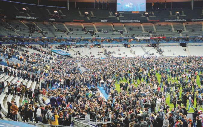 Spettatori bloccati nello Stadio De France dopo gli attacchi a Parigi