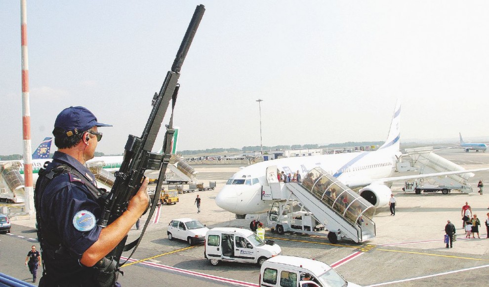 Tiratori scelti della Polizia di Stato sulla pista di un'aeroporto pronti ad intervenire