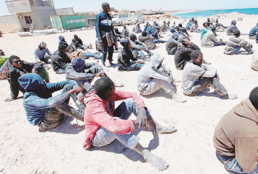 Tripoli, migranti in attesa di imbarcarsi per l'Europa