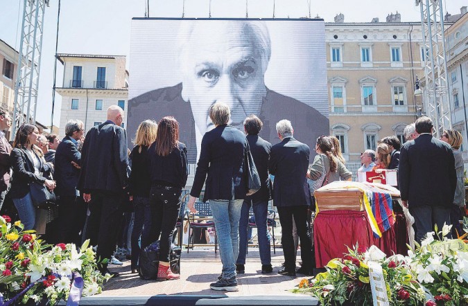 Il ricordo - Sotto il sole di Piazza Navona ieri Roma ha abbracciato il leader radicale Marco Pannella. Un video e i compagni di sempre hanno ricordato le sue battaglia - Ansa
