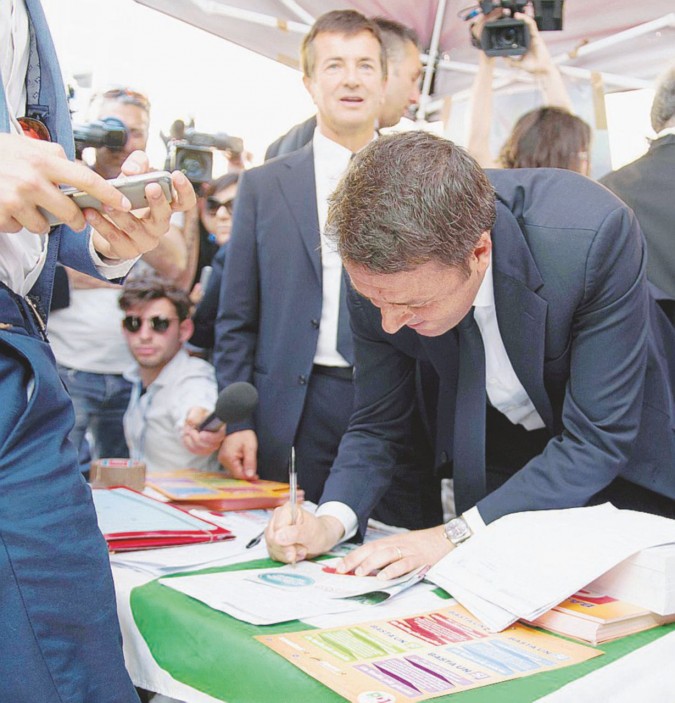 Banchetti - Renzi firma per chiedere il referendum. Dietro, Gori - Ansa