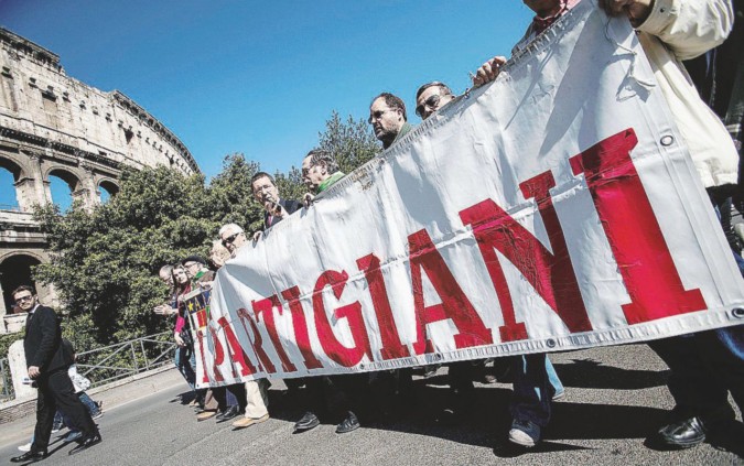 25 Aprile: Roma; ancora tensione a corteo, ps separa gruppi