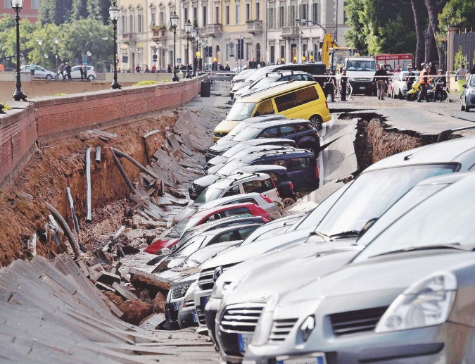 Le auto inghiottite - La voragine sul Lungarno Torrigiani, tra Ponte alle Grazie e Ponte Vecchio.