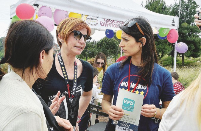 Virginia Raggi, campagna elettorale in bicicletta