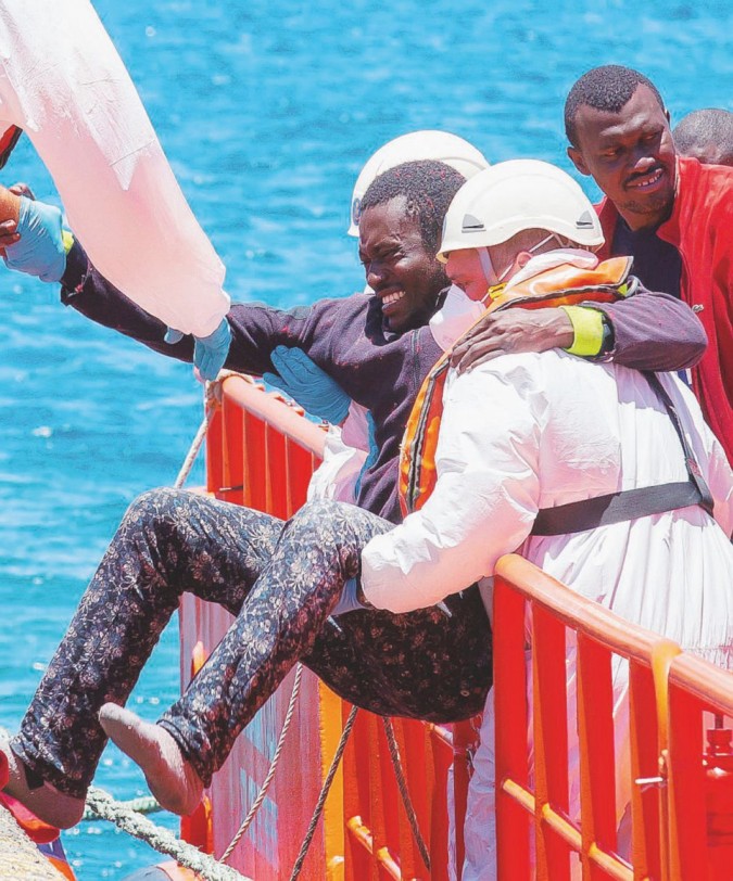 Allarme quotidiano  -  Il soccorso a un barcone di migranti   - Reuters