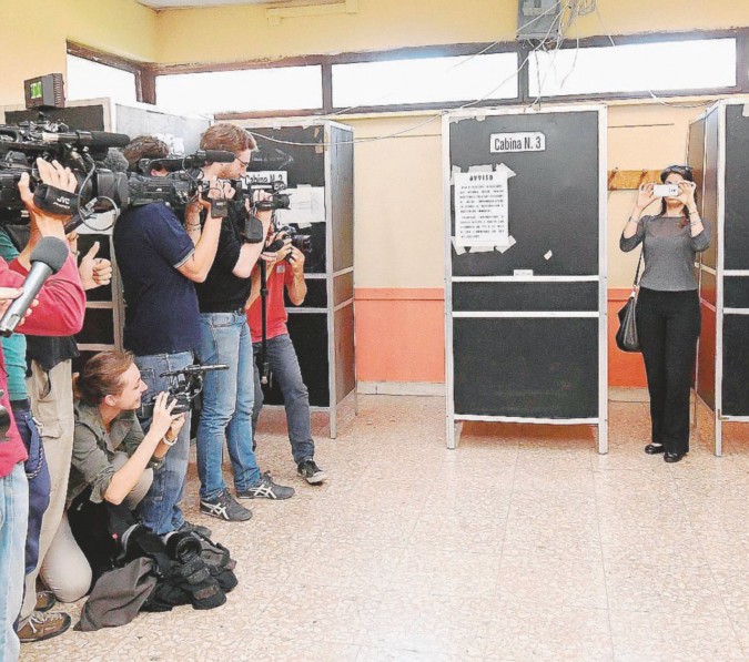 Sberleffo - Virginia Raggi fotografa i fotoreporter al seggio - LaPresse