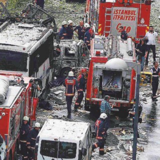 L’autobus sventrato  - Reuters