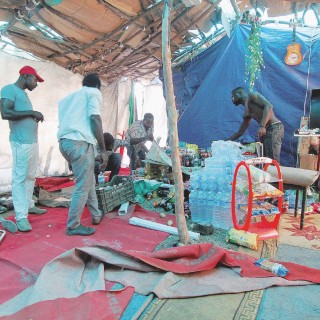 Degrado e disperazione - La tendopoli di San Ferdinando, dove ieri un carabiniere ha ucciso un migrante - LaPresse