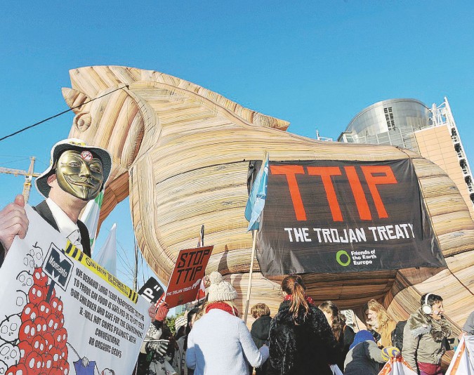 Bruxelles, innalzato un grande "cavallo di Troia" di fronte alla sede UE