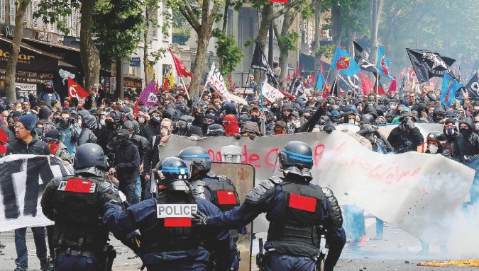 Parigi, la manifestazione della CGT contro la legge sul lavoro