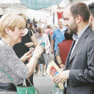 Il presidente dem Matteo Orfini ieri nella periferia romana per partecipare ai banchetti - Ansa