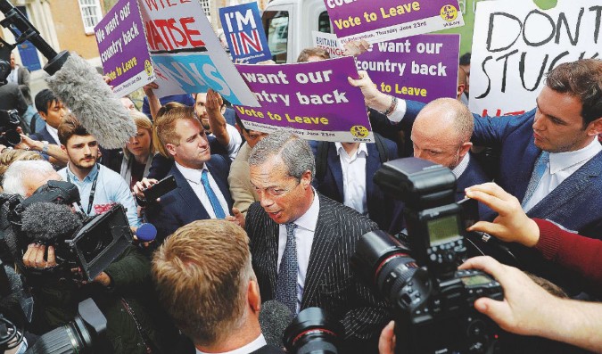 Londra, il leader dell'UKIP Farage in campagna per l'uscita dall'UE