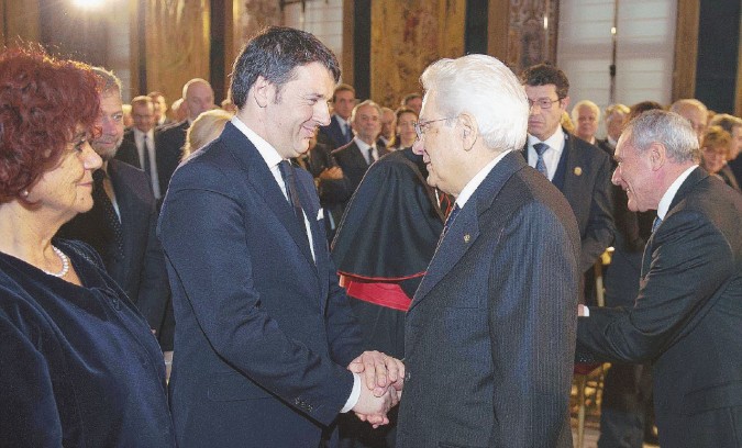 Stretta di mano - Il premier Matteo Renzi col presidente della Repubblica Sergio Mattarella - Ansa
