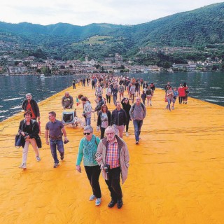 Inaugurata la passerella di Christo. Sul lago d’Iseo c’è Boschi (fischiata)