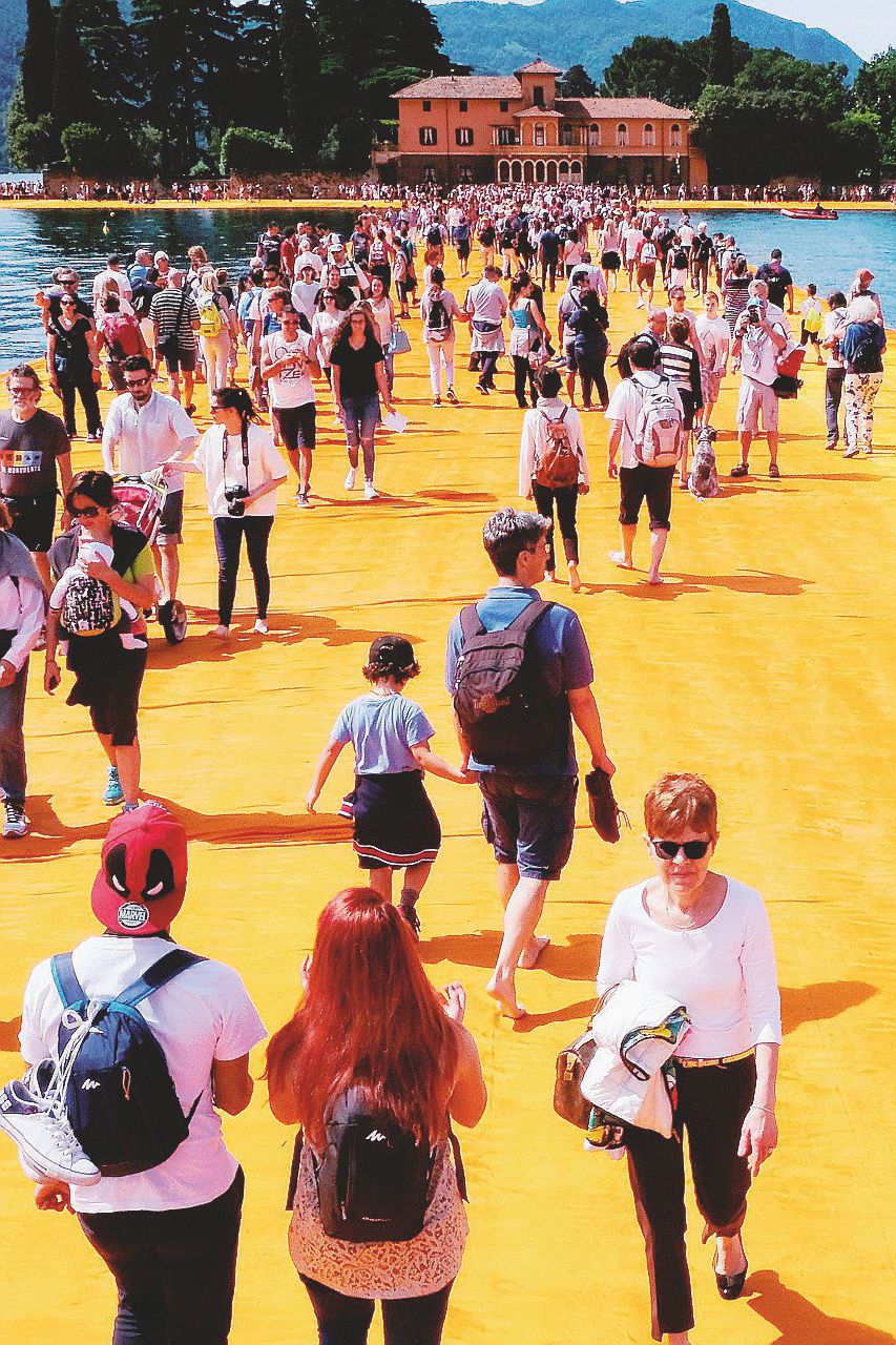 La passerella - Alcune immagini dell’opera di Christo: aveva tentato di realizzarla sul Rio de la Plata e in Giappone - Ansa