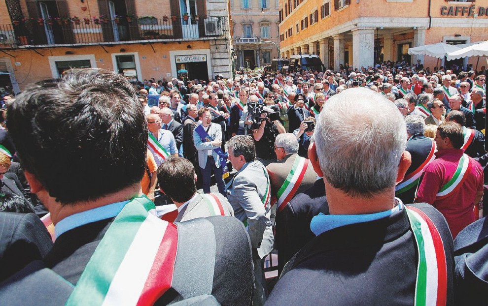 Piazza Navona - protesta dei sindaci ANCI contro la manovra finanziaria