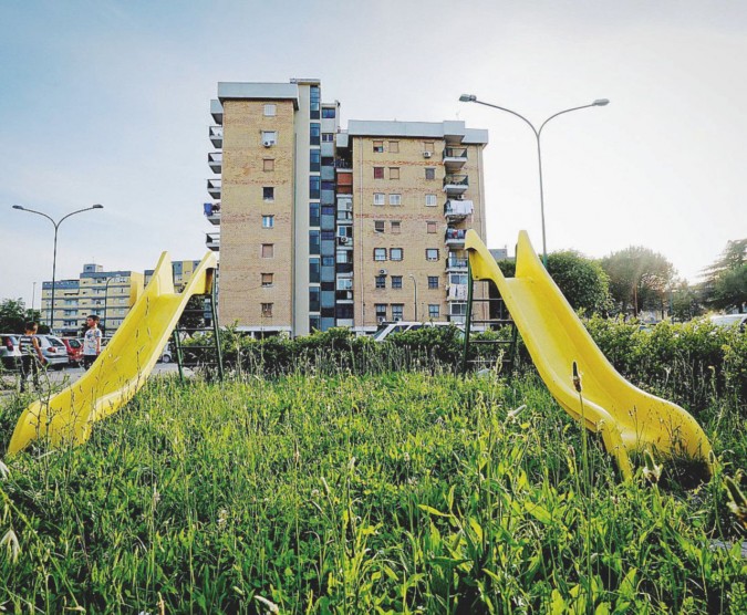 La casa degli orrori. Un’immagine del Parco Verde a Caivano - Ansa