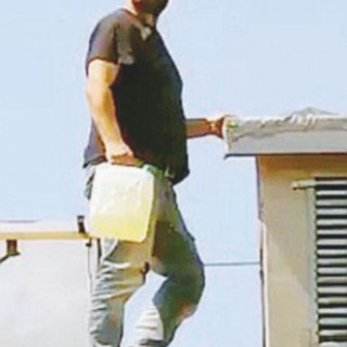 Minaccia di darsi fuoco, operaio  sul tetto dell’azienda