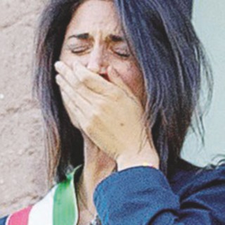 Raggi si insedia e si commuove: “Partirò dal debito”